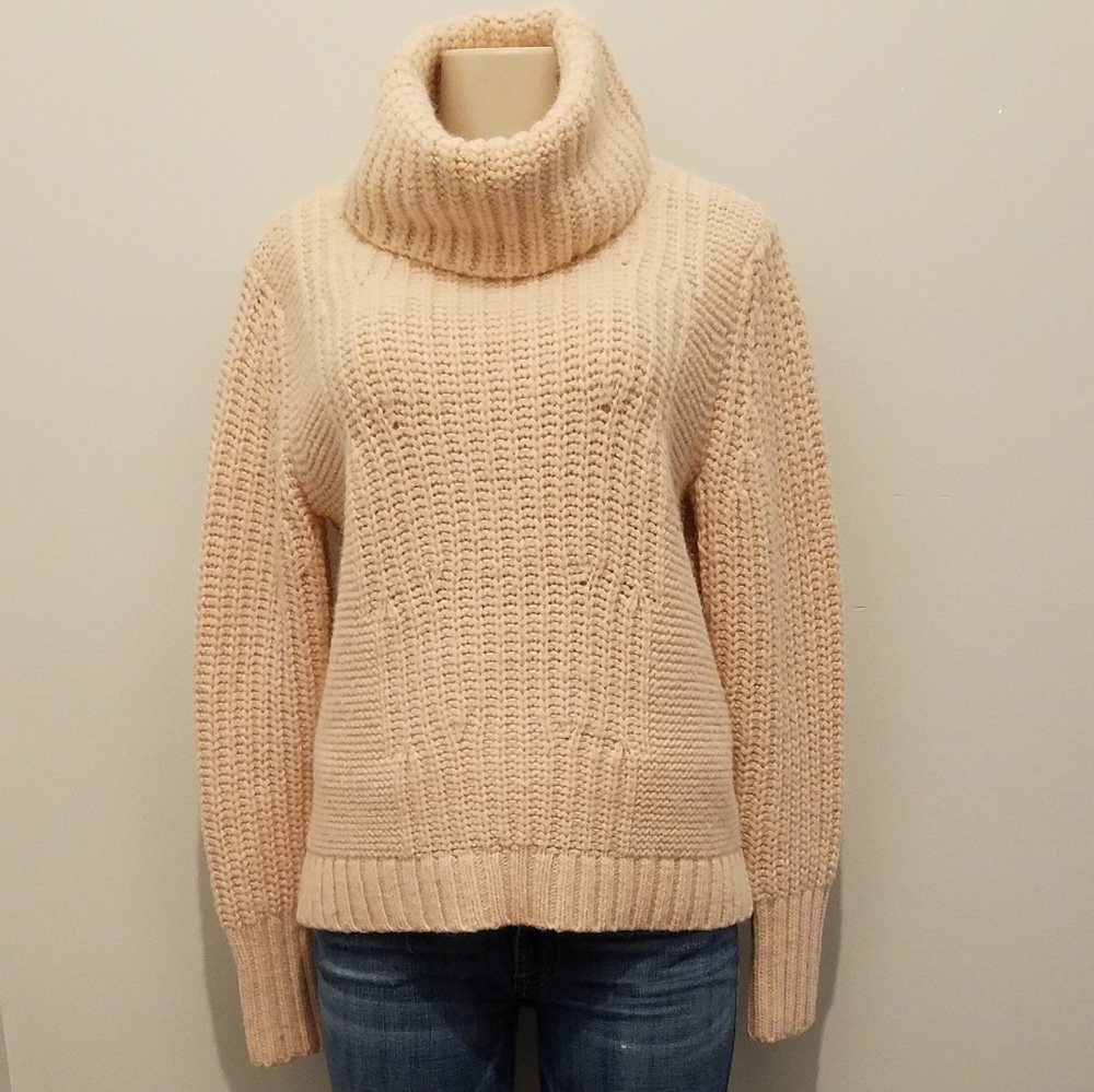 💰3/$30 - Banana Republic Sweater - Picture 1 of 4